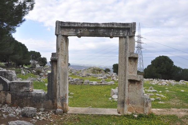 Ain Akrine, temple 2, propylaea