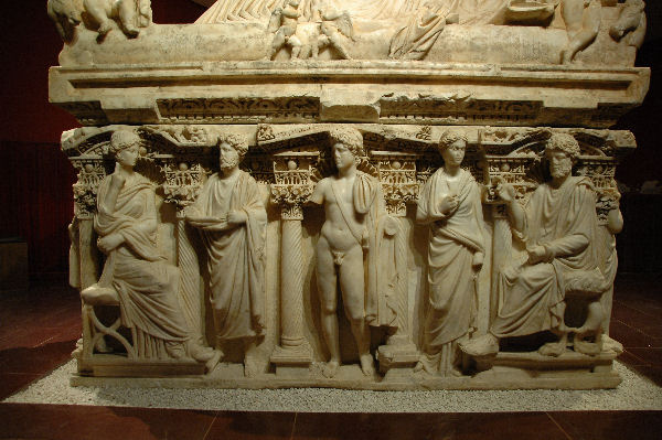 Antioch, Sidemara sarcophagus, Front: the two deceased, flanking Apollo