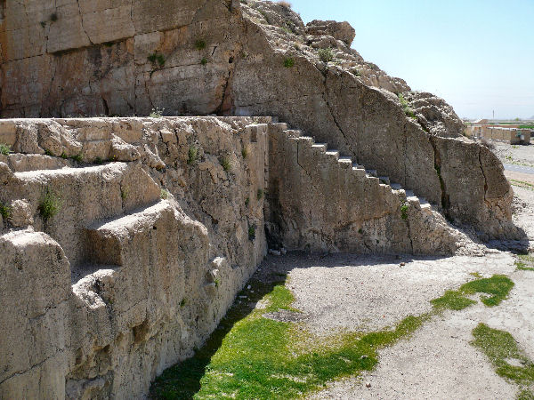 Qadamgah, Staircase