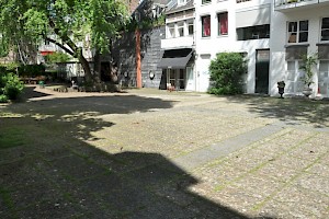 Maastricht: grey tiles indicating the walls of the ancient baths