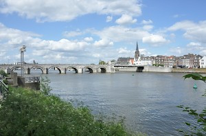 The medieval bridge; the "balcony" to the left and the green buoy indicate the Roman bridge.